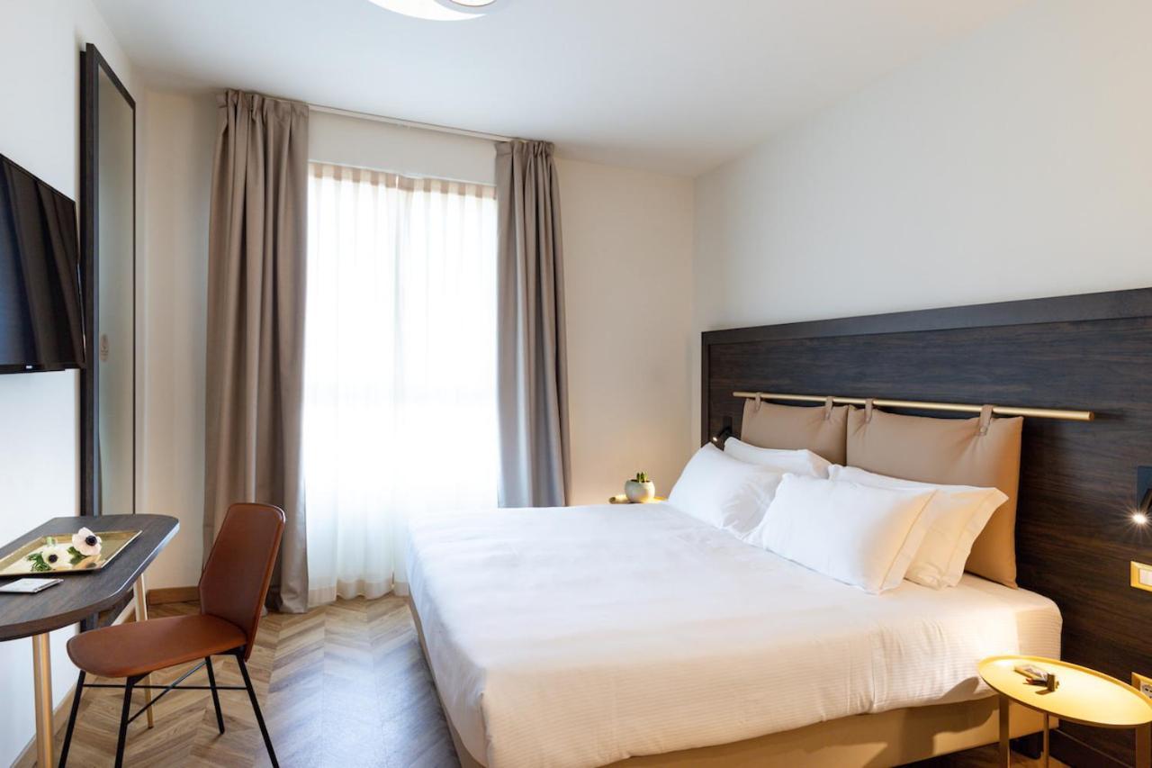 Jacuzzi Suite Home By Enjoy Garda Hotel 佩斯基耶拉德加达 外观 照片